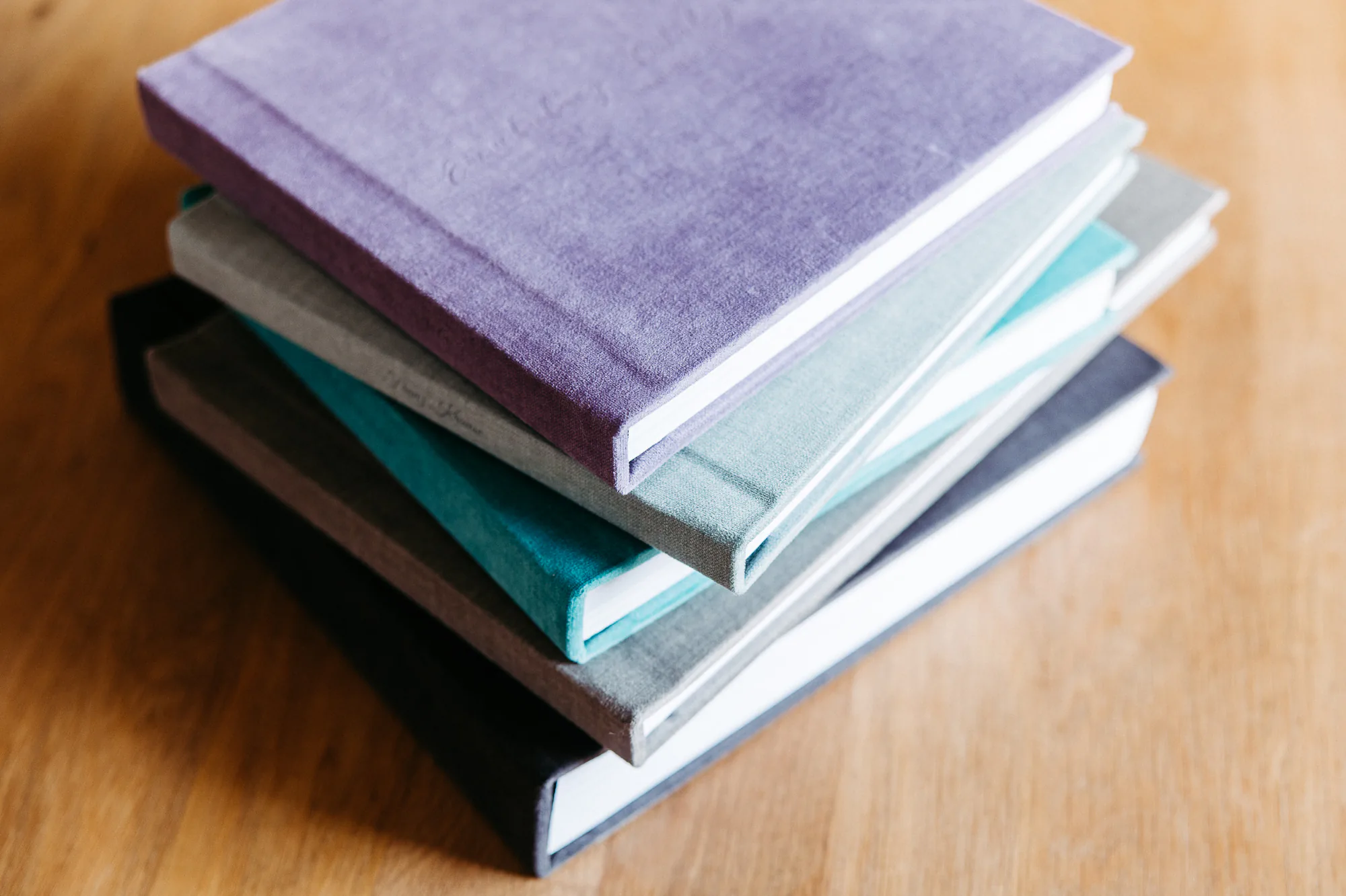Fotobücher in verschiedenen Farben