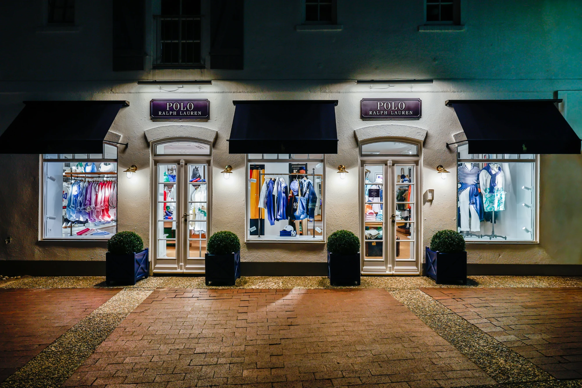 Schaufenster bei Nacht