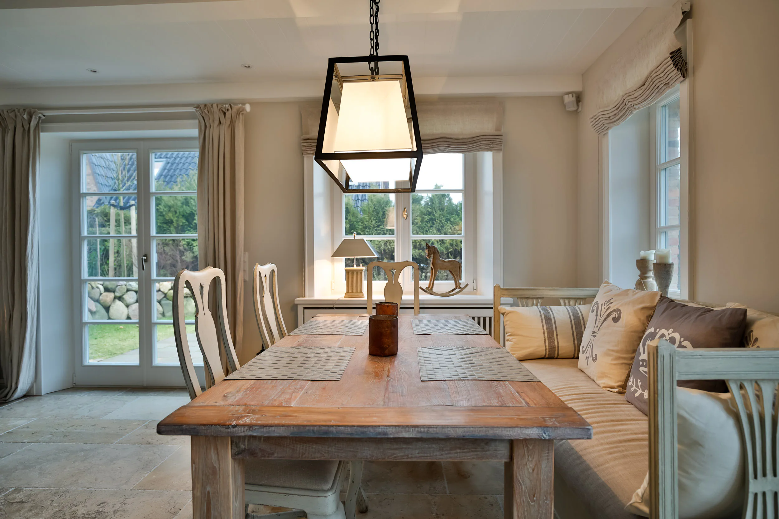 Esszimmer mit Blick in den Garten